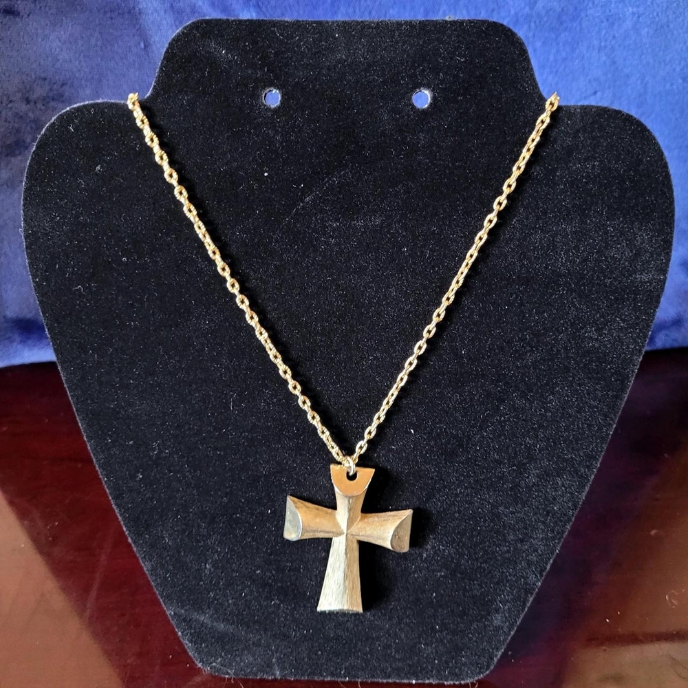 Avon Vintage Gold Tone Florentine Cross Pendant Necklace